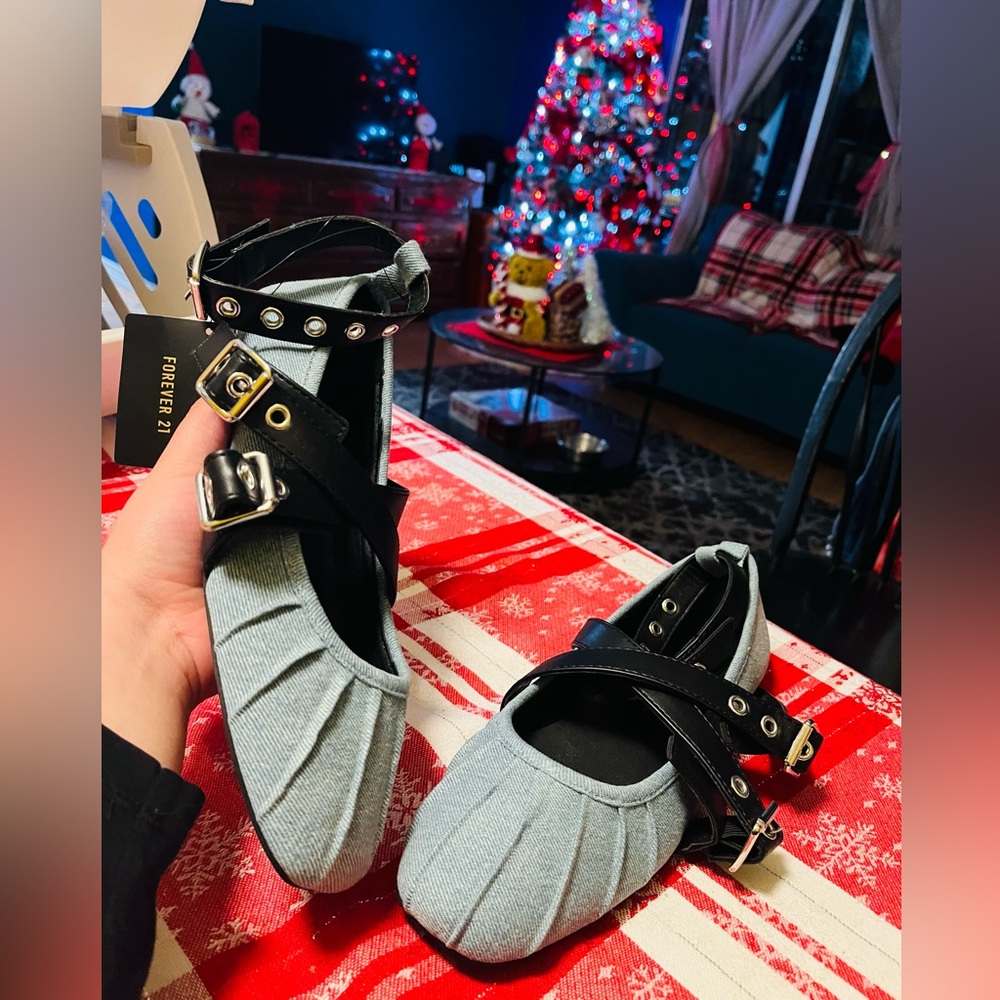 Forever 21 Women's Blue and Black Strap Shoes